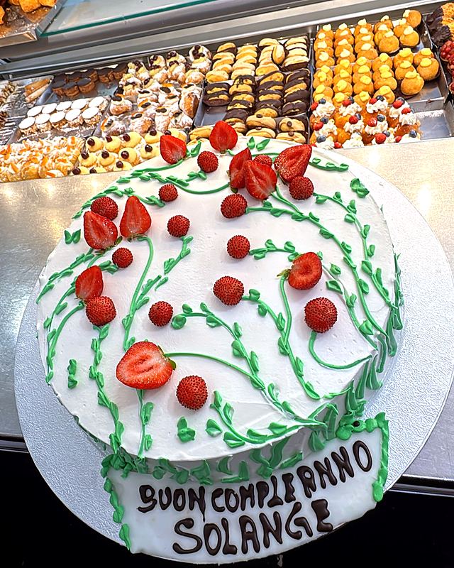 Fragole e decori verdi