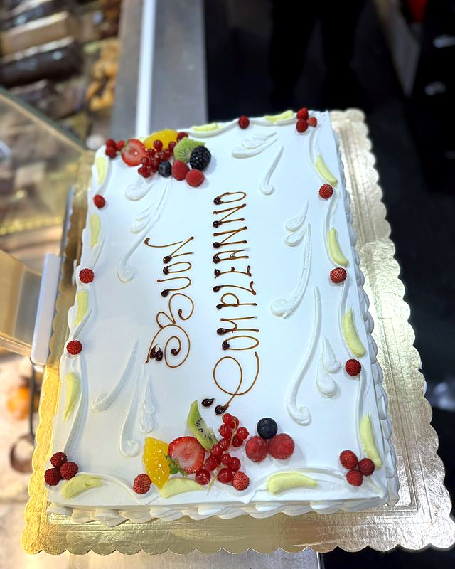 Buon compleanno con frutta fresca